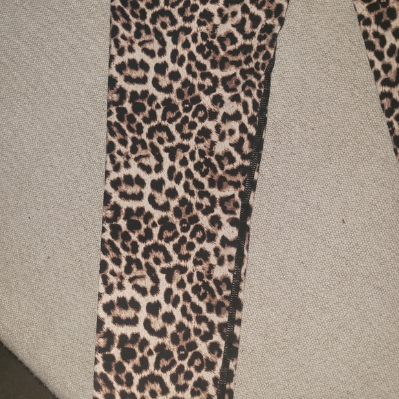 Zyia Leopard Scrunchy Light and Luxe Leggings - Picture 6 of 8